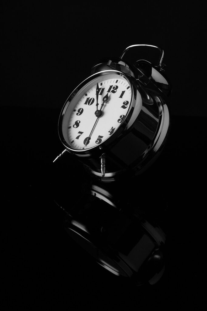 alarm clock, clock, analog, alarm, analog clock, time, watches, classic, vintage, retro, black and white, reflection, dial, monochrome, black wallpaper, black, clock, time, black wallpaper, black wallpaper, black wallpaper, black wallpaper, black wallpaper, black